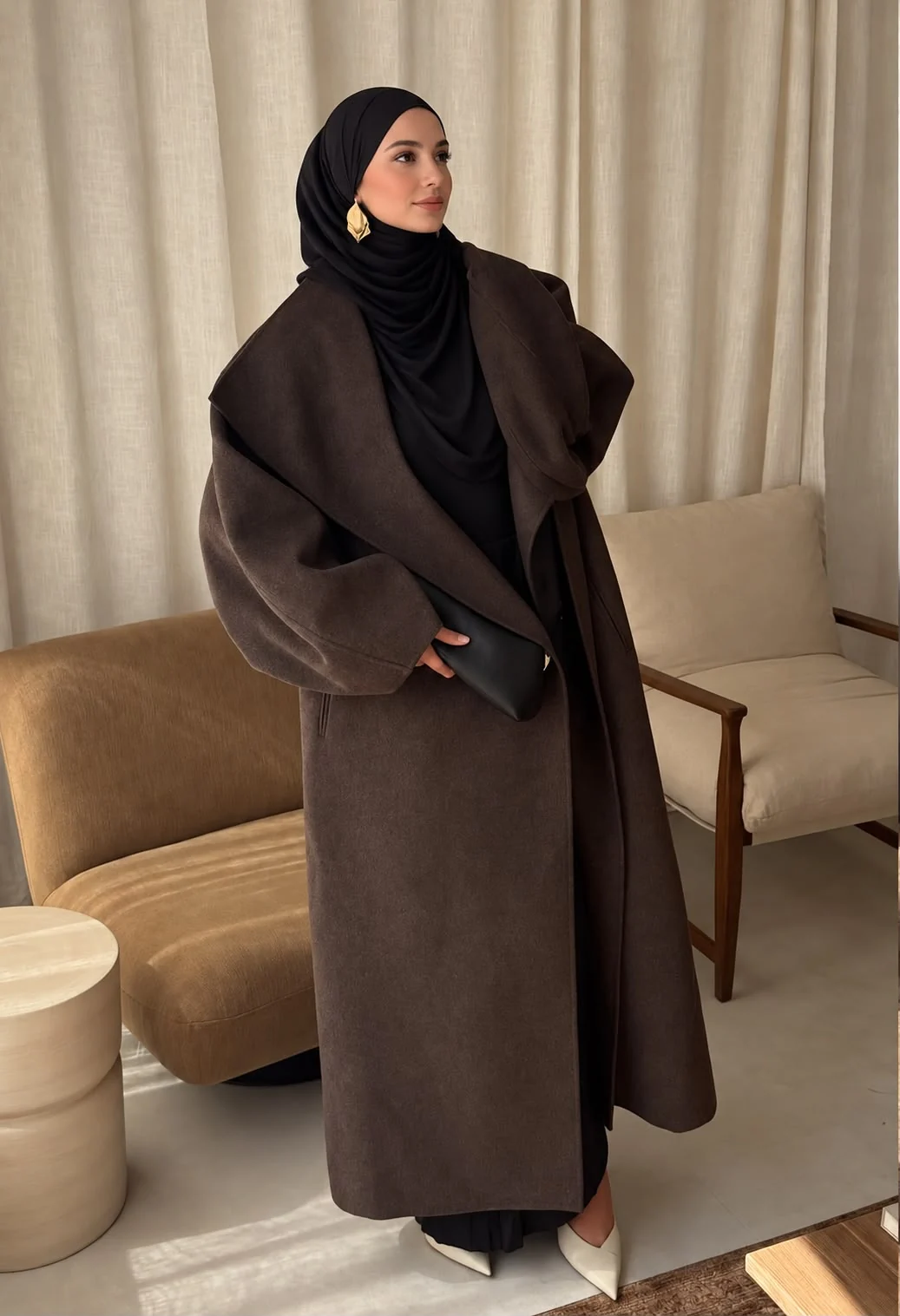 Manteau chocolat, détail de silhouette